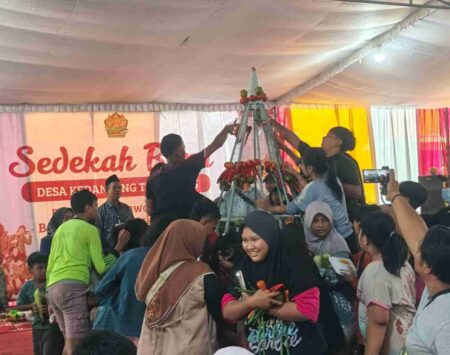 Puluhan Warga dan Anak Kecil Berebut Berkah Gunungan Sedekah Bumi Gresik Foto BeritaJatim.com