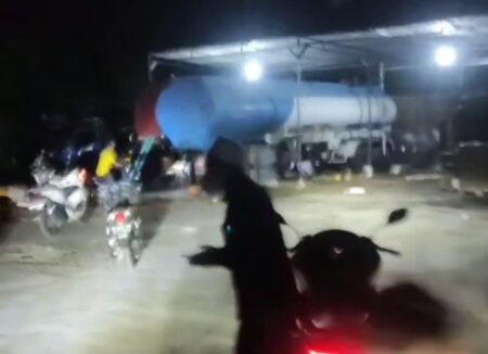 Puluhan Warga Gresik Protes Gudang Solar Berbau Menyengat Foto BeritaJatim.com