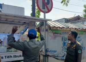 Satpol PP Pamekasan Tertibkan Rombong PKL di Jl Jokotole, Ini Alasannya! Foto BeritaJatim.com