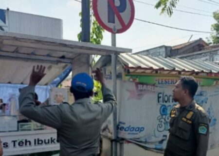 Satpol PP Pamekasan Tertibkan Rombong PKL di Jl Jokotole, Ini Alasannya! Foto BeritaJatim.com