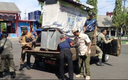 Satpol PP Pamekasan Sikat Rombong Terlantar, PKL Diimbau Lebih Tertib Foto BeritaJatim.com