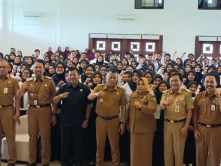 Bupati Ponorogo Serahkan SK kepada 308 CPNS, Ingatkan Jangan Tergesa Gadaikan ke Bank Foto BeritaJatim.com