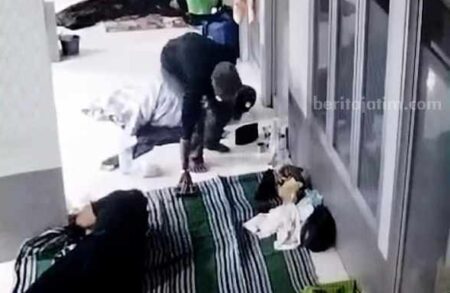 Maling Gasak HP Pengunjung RSUD dr Harjono Ponorogo, Terekam CCTV Saat Korban Tertidur Foto BeritaJatim.com