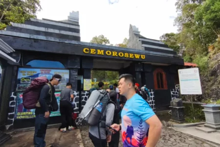 Lonjakan Pendaki Gunung Lawu saat Libur Panjang, Perhutani Waspadai Open Trip Nakal Foto BeritaJatim.com