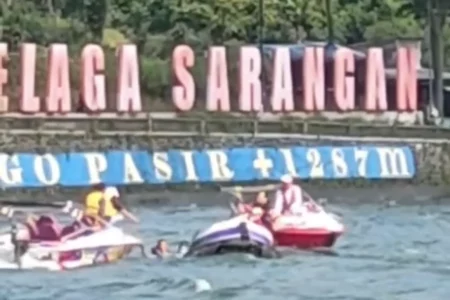Speedboat Terbalik di Telaga Sarangan, Tas Penumpang Tenggelam, Pengemudi Tak Punya SIM Foto BeritaJatim.com