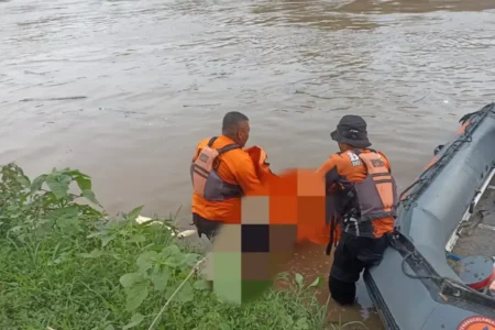 Terungkapnya Identitas Perempuan yang Mengapung di Sungai Bengawan Solo Bojonegoro dari Gigi Gingsul Foto BeritaJatim.com