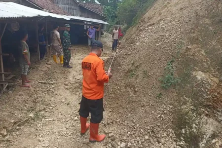 Usai Diguyur Hujan, Tanah Longsor dan Jembatan di Kecamatan Sekar Bojonegoro Rusak Foto BeritaJatim.com