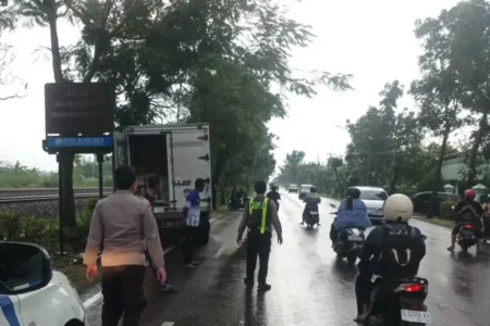 Remaja Tewas usai Sepeda Motor Tabrak Truk Mogok di Jalan Raya Bojonegoro–Babat Foto BeritaJatim.com