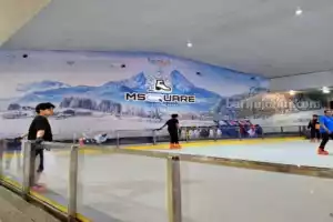 Ice Skating Hadir di Maspion Square Surabaya, Buka Wahana Berstandar Internasional Foto BeritaJatim.com