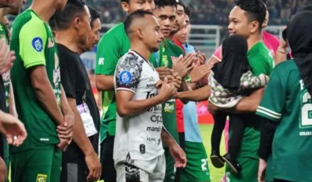 Momen Haru Perpisahan: Irfan Jaya dan Sidik Saimima Peluk Hidayat, Simbol Kesetiaan Persebaya Foto BeritaJatim.com