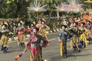 Surabaya Semarak Budaya! Karnaval Apeksi 2025 Usung Tema “Light Culture Paradise” Foto BeritaJatim.com