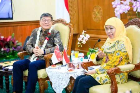 Dubes Singapura Puji Jatim Tujuan Utama Investasi, Apa Kata Khofifah? Foto BeritaJatim.com