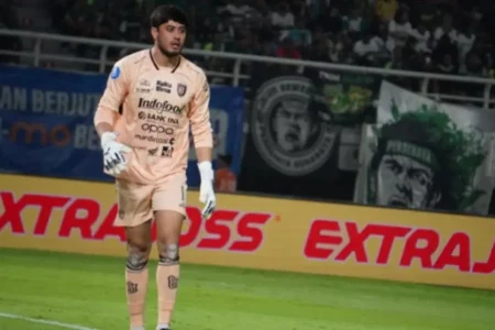 Aspel Persebaya Uston Nawawi Puji Kiper Bali United, Sinyal Ganti Pemain? Foto BeritaJatim.com