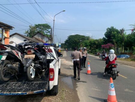 Kecelakaan Lalu Lintas di Pacitan, Pelajar dan Lansia Terluka Serius Foto BeritaJatim.com