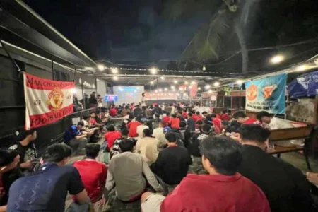 Loyalitas United Surabaya Turut Meriahkan Final UEL 2024/2025 Foto BeritaJatim.com