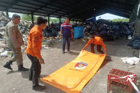 Mayat Bayi Laki-laki Ditemukan Terbungkus Plastik di TPS Surabaya Foto BeritaJatim.com