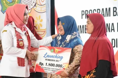 5.443 Buruh Pabrik Rokok di Sidoarjo Terima BLT dari DBHCHT Rp1,8 Juta per Orang Foto BeritaJatim.com