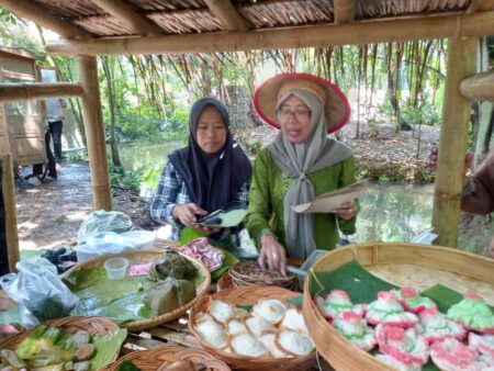 Pasar Kebbun Sumenep, ‘Surganya’ Kuliner Tradisional, Bayarnya Pakai Koin Kayu Foto BeritaJatim.com