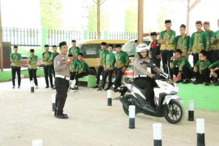 Satlantas Polres Sumenep Datangi Pondok Pesantren Nurul Islam, Ada Apa? Foto BeritaJatim.com