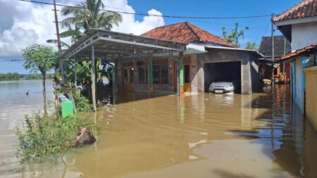 Banjir Landa Sumenep, Dinas PU Bina Marga Sebut Drainase Buruk Foto BeritaJatim.com