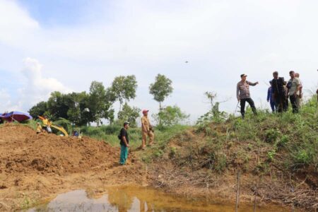 Saat Cek Tanggul Jebol, Kapolres Sumenep Temukan Indikasi Kesengajaan Perusakan Foto BeritaJatim.com