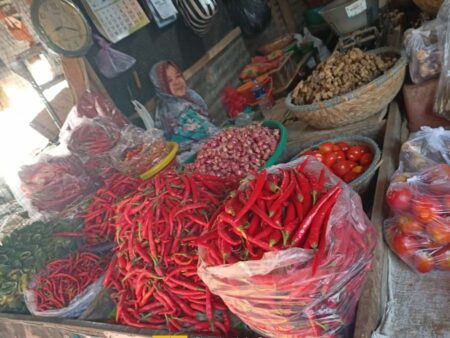 Harga Cabai Merah di Sumenep Melambung, Cabai Rawit Malah Merosot Foto BeritaJatim.com