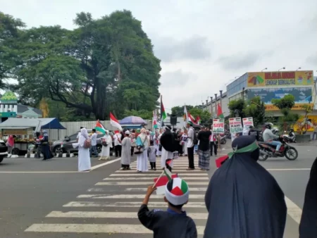 Suara Kediri untuk Palestina: Ganyang Zionis dan Boikot Produk Israel Foto BeritaJatim.com