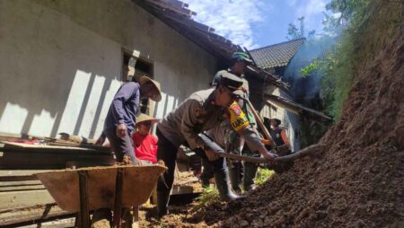 Hujan Deras Picu Longsor di Nawangan Pacitan, Tiga Rumah Rusak Foto BeritaJatim.com