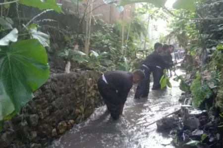 Lawan Banjir, Ratusan Pesilat Blitar Terjun ke Sungai Bersihkan Sampah Foto BeritaJatim.com