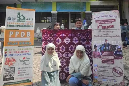 Peringatan Hardiknas di SDI Al Azhar Surabaya, Siswa Belajar Membatik Bareng Komunitas Disabilitas Foto BeritaJatim.com