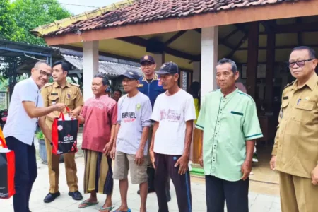 SIG Pabrik Tuban Salurkan Bantuan Sembako untuk Warga Terdampak Banjir Bengawan Solo Foto BeritaJatim.com