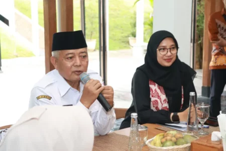 Bupati Malang “Nyantrik” Tebu Cening Banyuwangi, Siap Kembangkan Varietas Produktif Tinggi Foto BeritaJatim.com