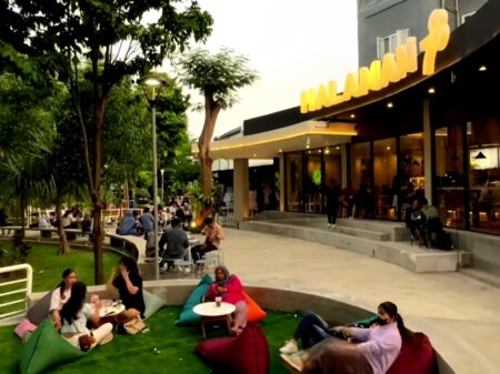 Spot Nyore Baru! Kafe di Surabaya Ini Suguhkan View Sungai Kalimas yang Cozy Foto BeritaJatim.com