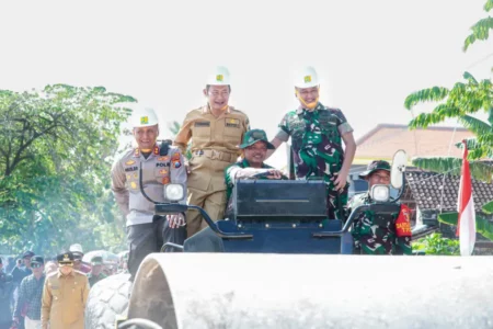 Pelaksanaan TMMD ke-124 Tahun 2025 di Lamongan Dibuka Bupati Yuhronur Efendi Foto BeritaJatim.com