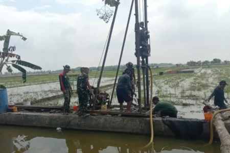 TNI dan Warga Lamongan Gotong Royong Bangun Sumur Bor untuk Dukung Pertanian Foto BeritaJatim.com