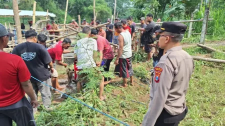 Tunggu Perahu Tambangan, Pria Kediri Terjebur ke Sungai Brantas Bersama Motornya Foto BeritaJatim.com