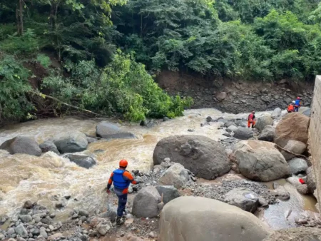 Hari Kedua Operasi SAR Kediri : Sisir 12 Km Sungai Demi Cari Mbah Tekat Foto BeritaJatim.com