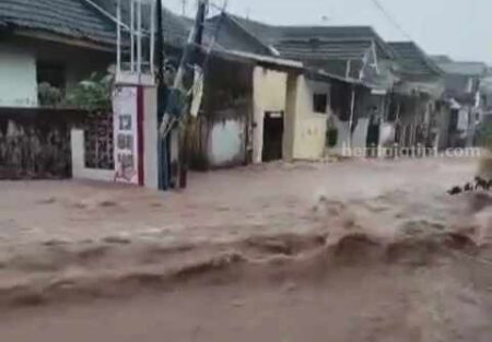 Tanggul Jebol, Air Meluap Genangi Puluhan Rumah Warga Kebun Agung Sumenep Foto BeritaJatim.com
