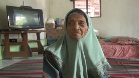 Sosok Inspiratif: Nenek di Lamongan Berangkat Haji dari Hasil Jualan Keliling Foto BeritaJatim.com