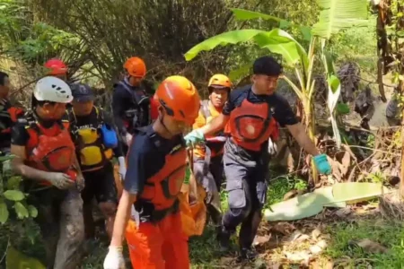 Perempuan Lansia Hanyut di Sungai Ngawi Ditemukan Meninggal Foto BeritaJatim.com