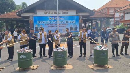 Sinergi Berantas Cukai Ilegal, Pemkab Mojokerto Bersama Bea Cukai Sidoarjo Musnahkan Rokok dan MMEA Ilegal Senilai Rp 19,3 Miliar Foto BeritaJatim.com
