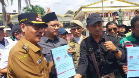 Wabup Djoko Disambut Meriah Massa Ojol di Depan Kantor Pemkab Jember Foto BeritaJatim.com