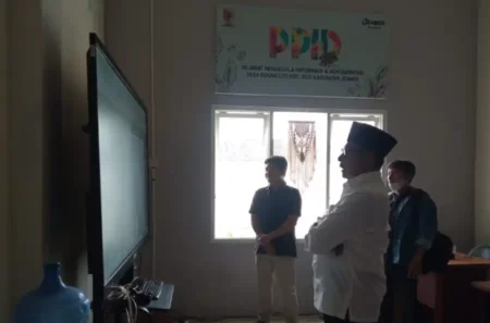 Sidak, Wabup Jember Dorong Media Center Desa Sidomulyo Lebih Transparan Foto BeritaJatim.com
