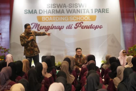 Siswa SMA Dharma Wanita Pare Bertemu Anies Baswedan di Pendopo Kediri, Ada Apa? Foto BeritaJatim.com