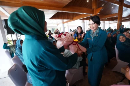 Mbak Cicha Beri Penghargaan Tali Asih untuk Kader PKK, Mas Dhito Titip Ini Foto BeritaJatim.com