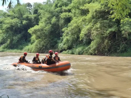 Korban Banjir di Mojo Kediri Terus Dicari, Mas Dhito Berharap Mbah Tekad Segera Ditemukan Foto BeritaJatim.com