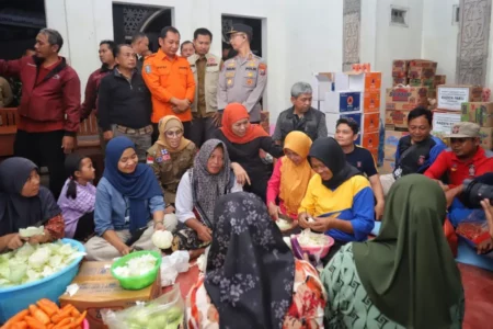 Khofifah Datangi Posko Pengungsian Longsor di Trenggalek, Ini Janji Gubernur untuk Korban Foto BeritaJatim.com