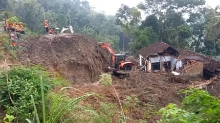 Pencarian Hari Keenam Longsor Trenggalek, Petugas Libatkan Saksi Keluarga Korban dan Tambah Alat Berat Foto BeritaJatim.com