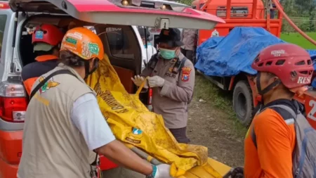 Akhir Pencarian Penuh Haru: Semua Korban Longsor Trenggalek Berhasil Dievakuasi Foto BeritaJatim.com