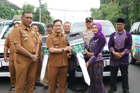 Mbak Wali Serahkan Mobil Pelayanan Masyarakat pada Kelurahan di Kediri Foto BeritaJatim.com